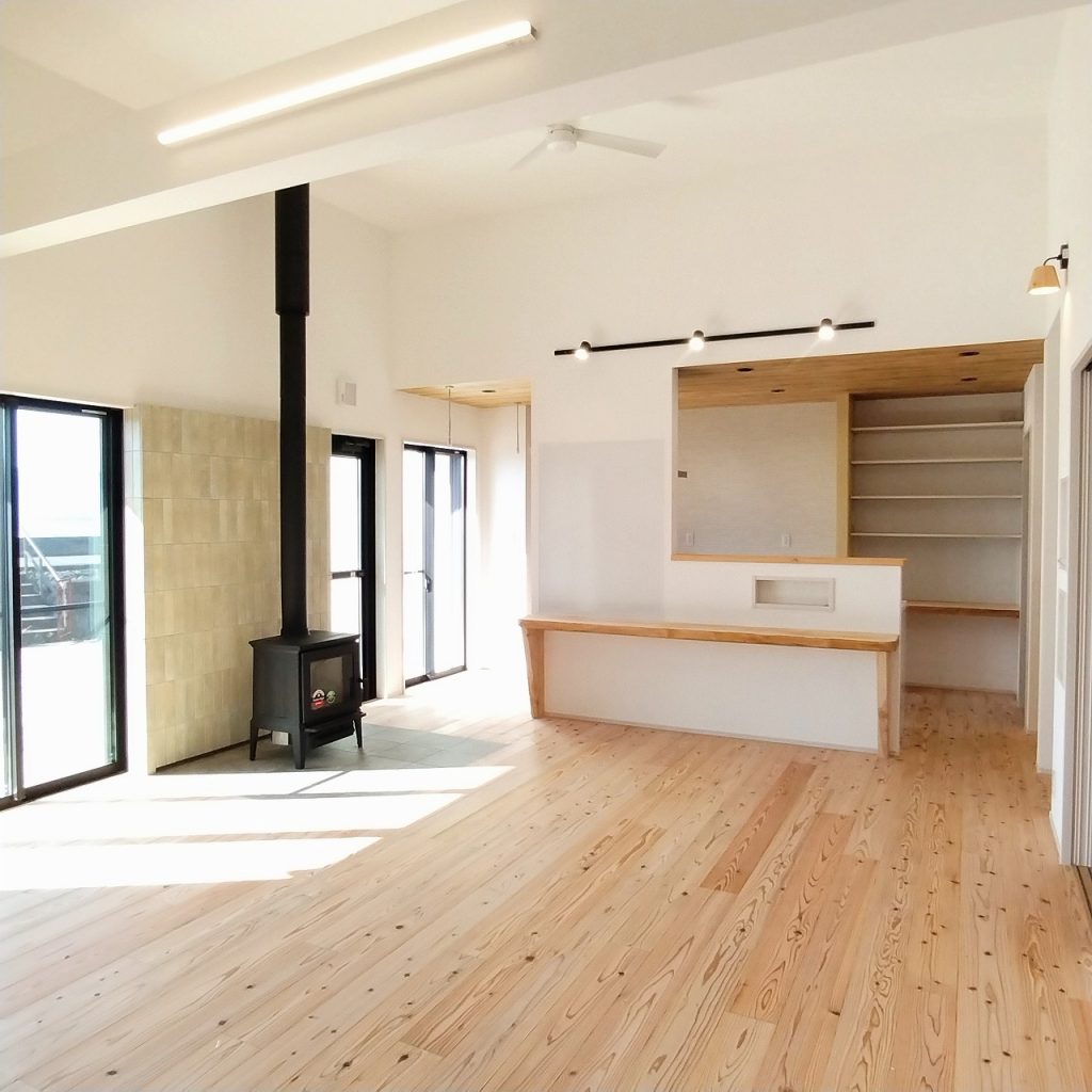 【中2階】海を眺めながらくつろぐ薪ストーブのある家