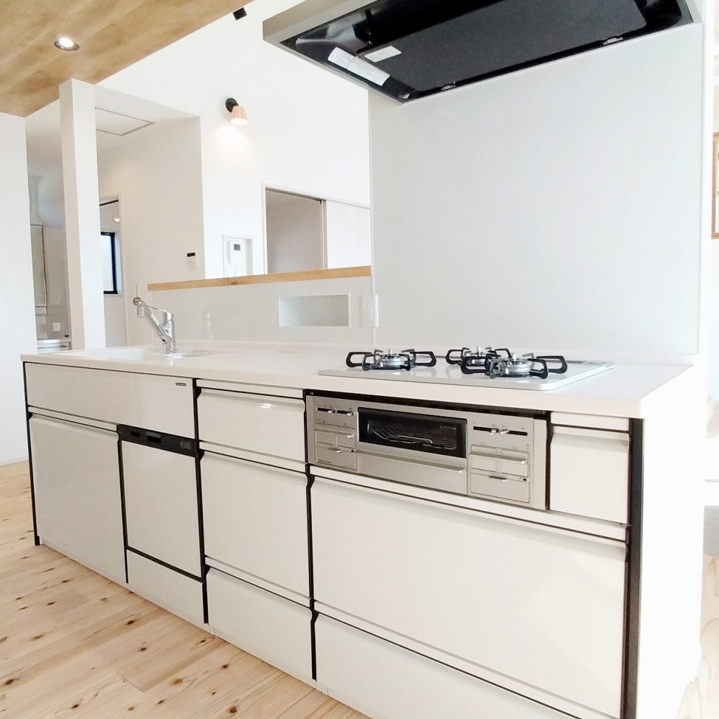 【中2階】海を眺めながらくつろぐ薪ストーブのある家