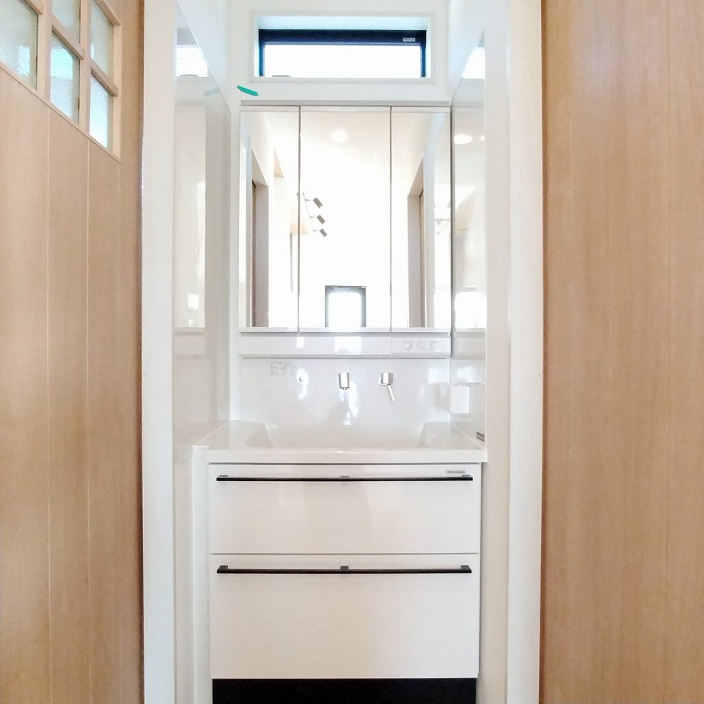 【中2階】海を眺めながらくつろぐ薪ストーブのある家