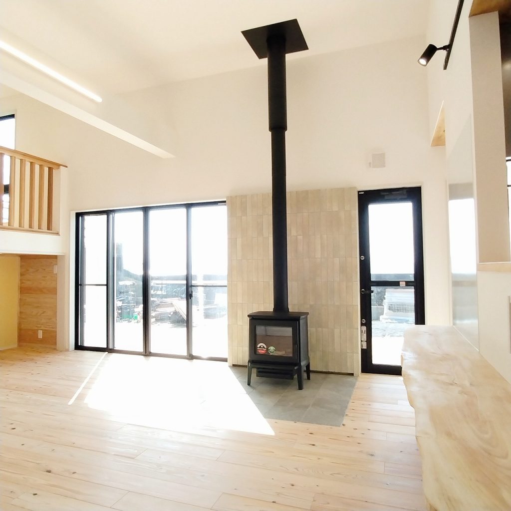 【中2階】海を眺めながらくつろぐ薪ストーブのある家