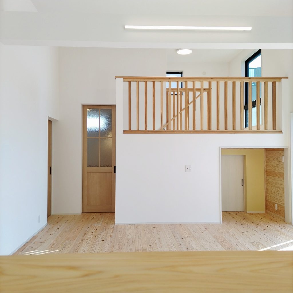 【中2階】海を眺めながらくつろぐ薪ストーブのある家