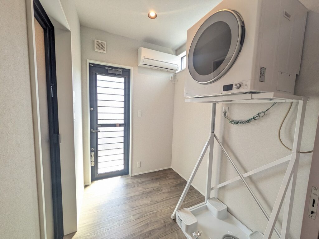 【2階建て】吹き抜けで開放感たっぷり、贅沢なくつろぎ空間