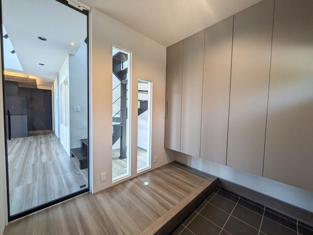 【2階建て】吹き抜けで開放感たっぷり、贅沢なくつろぎ空間