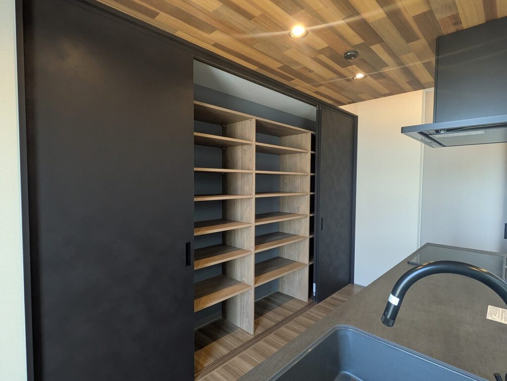 【2階建て】吹き抜けで開放感たっぷり、贅沢なくつろぎ空間