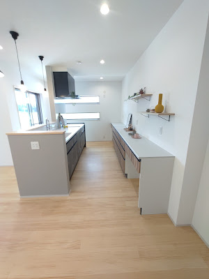 【中2階】L字型リビングで動線スムーズな蔵のある家