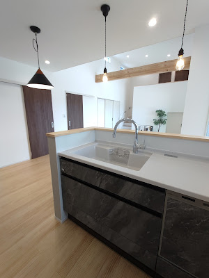 【中2階】L字型リビングで動線スムーズな蔵のある家