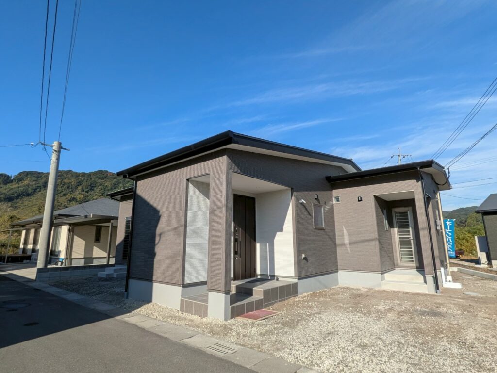 光と木目が調和する、上質モダンな住まい