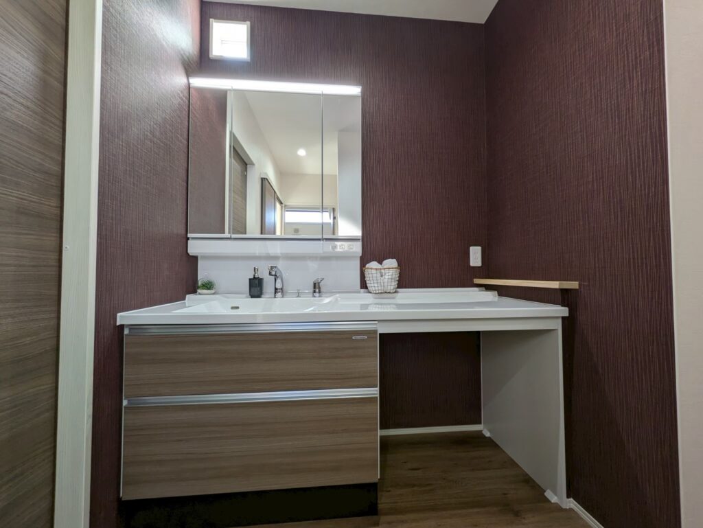 光と木目が調和する、上質モダンな住まい