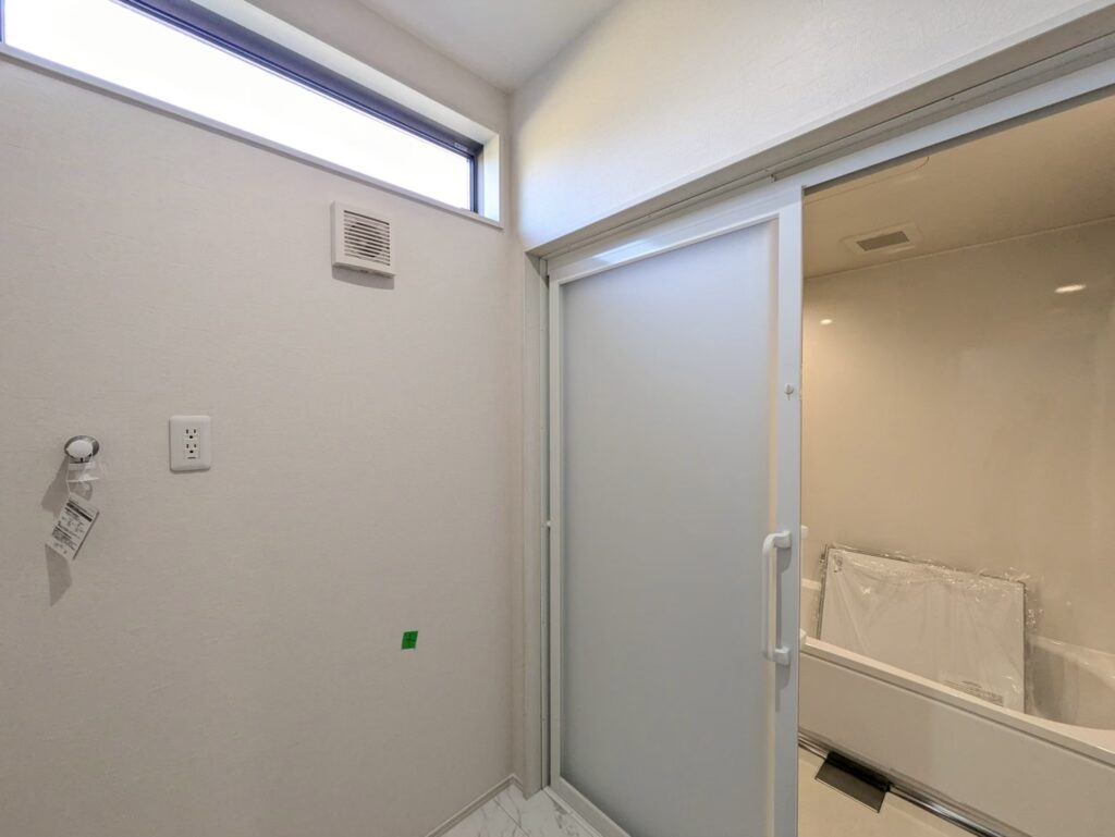 光と木目が調和する、上質モダンな住まい