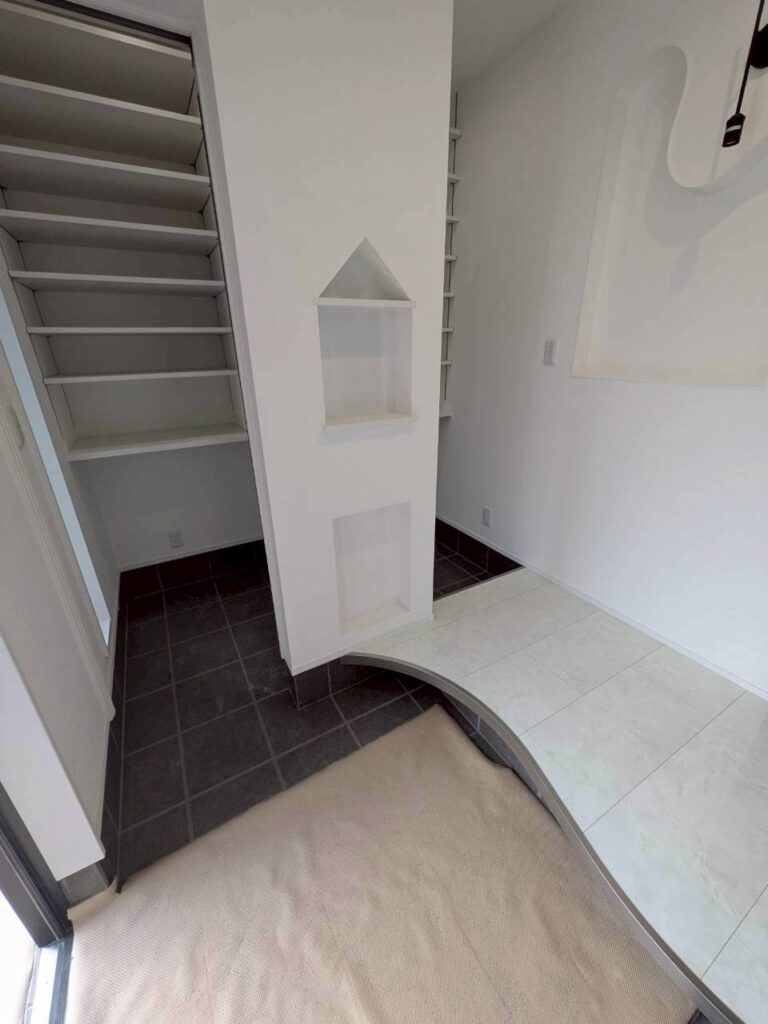 遊び心と暮らす、モノトーン・モダンな平屋