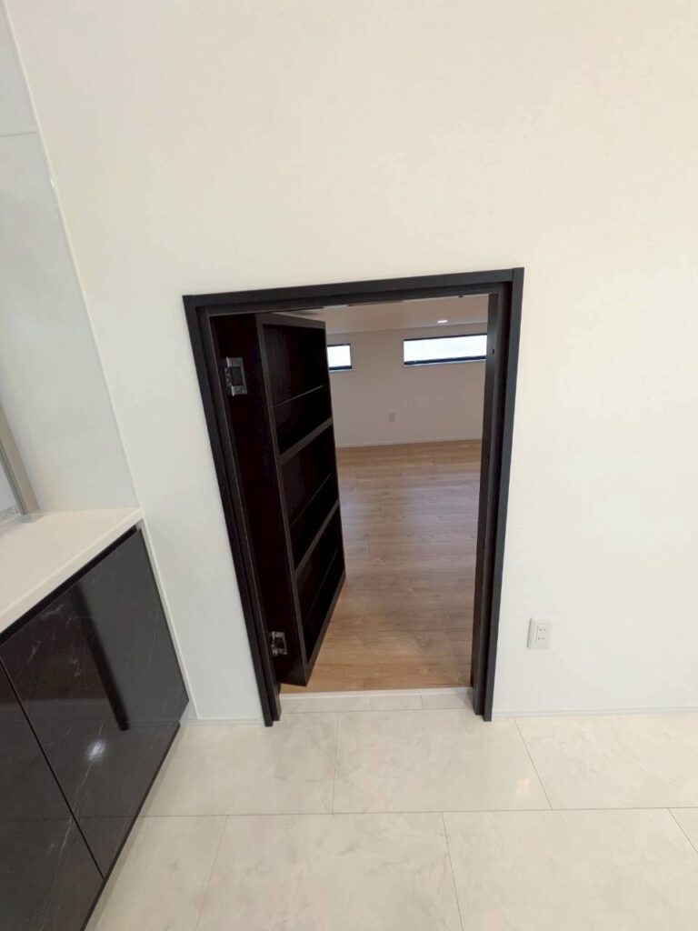 遊び心と暮らす、モノトーン・モダンな平屋