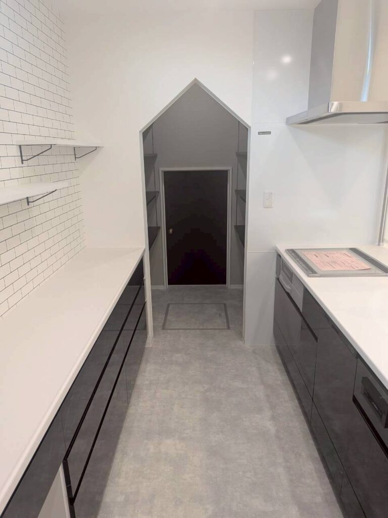 遊び心と暮らす、モノトーン・モダンな平屋