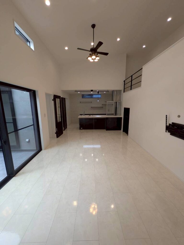 遊び心と暮らす、モノトーン・モダンな平屋