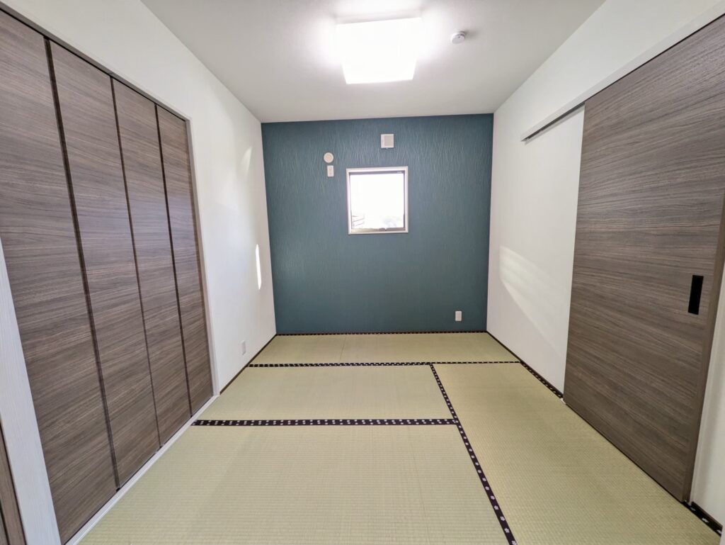 光と木目が調和する、上質モダンな住まい