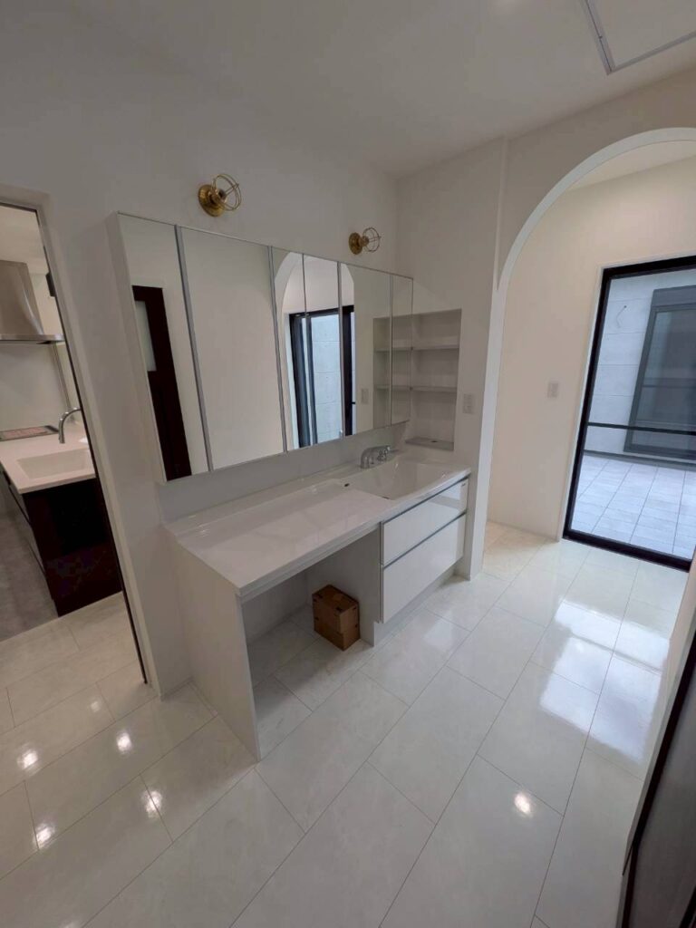 遊び心と暮らす、モノトーン・モダンな平屋