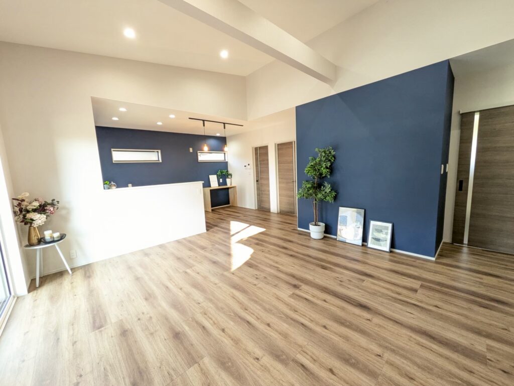 光と木目が調和する、上質モダンな住まい