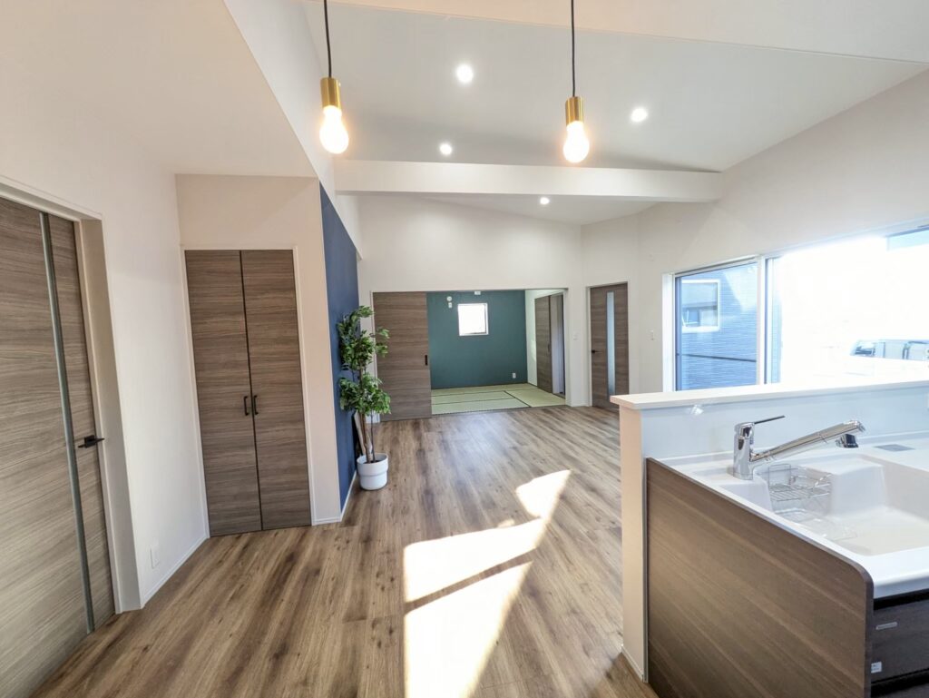 光と木目が調和する、上質モダンな住まい