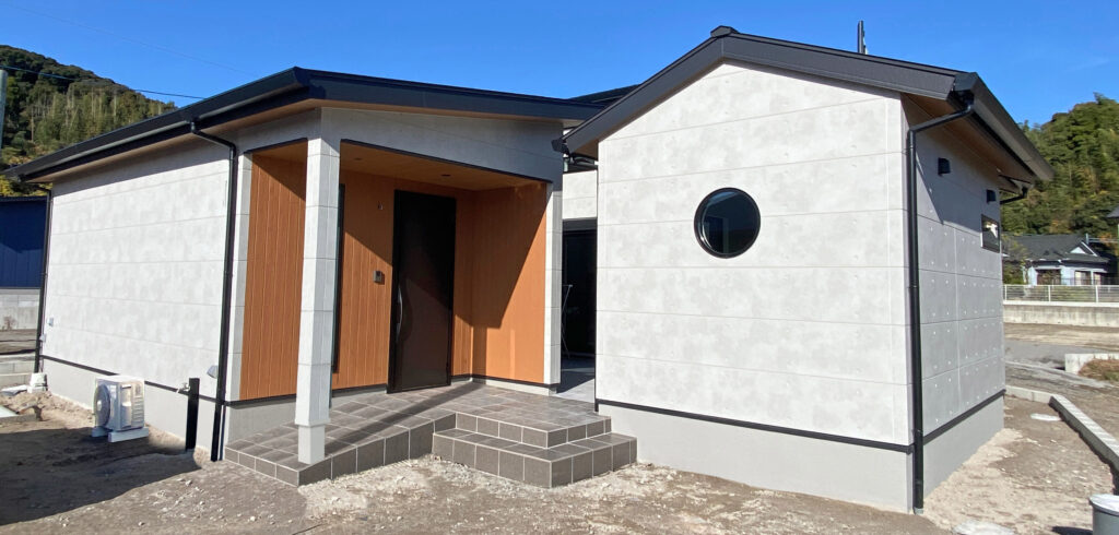 遊び心と暮らす、モノトーン・モダンな平屋