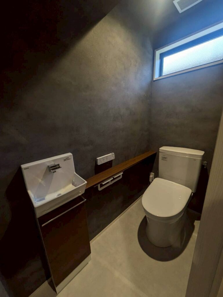 インナーガレージのある開放的な住まい