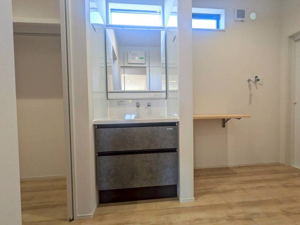 インナーガレージのある開放的な住まい