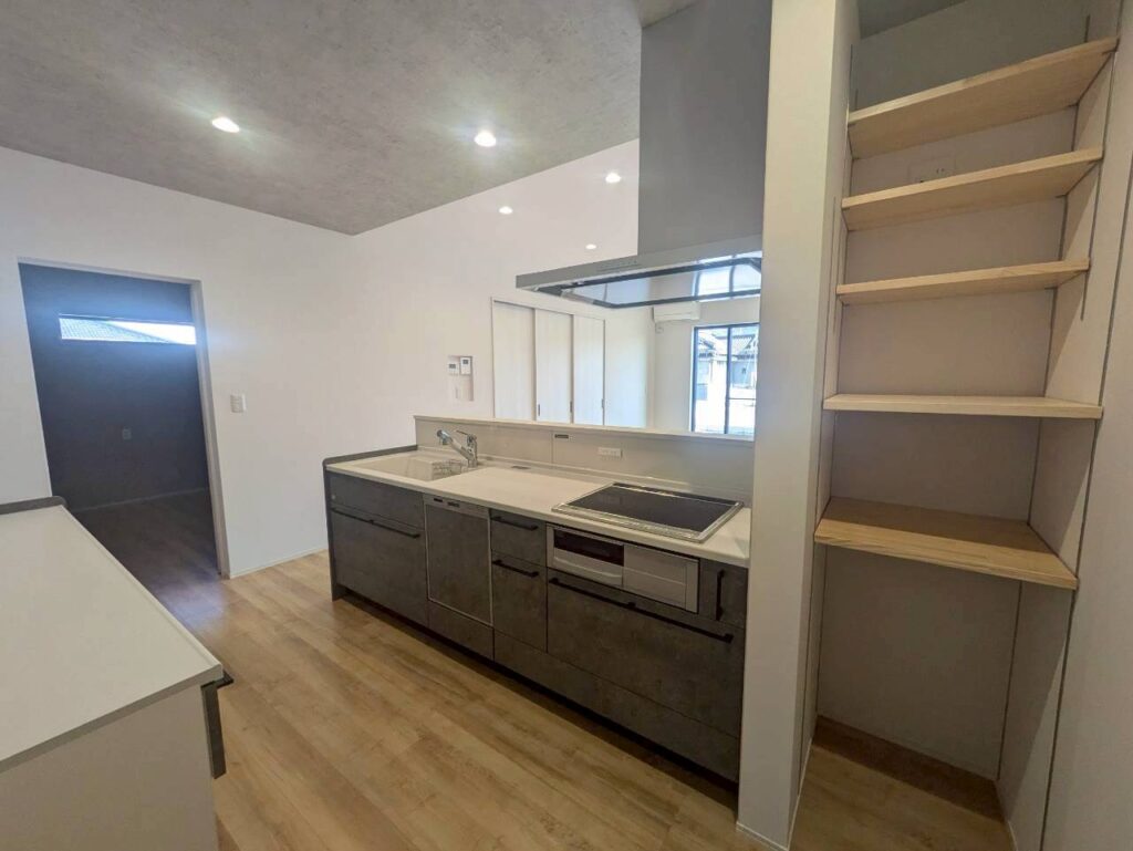 インナーガレージのある開放的な住まい