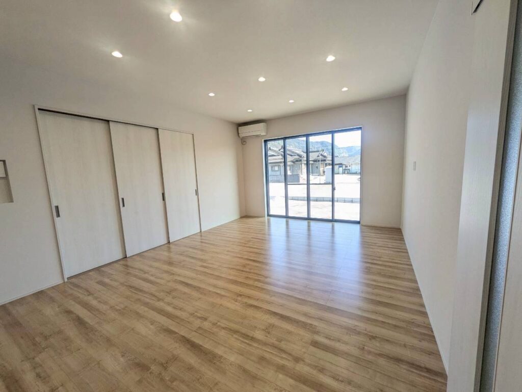 インナーガレージのある開放的な住まい