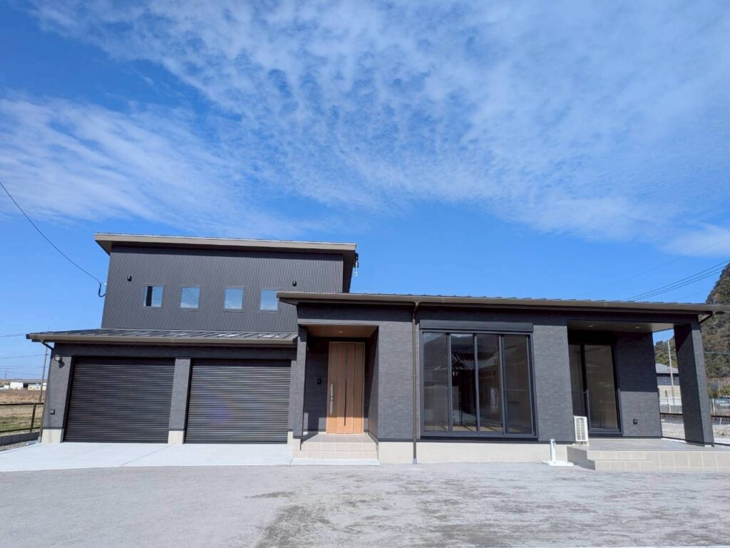 インナーガレージのある開放的な住まい