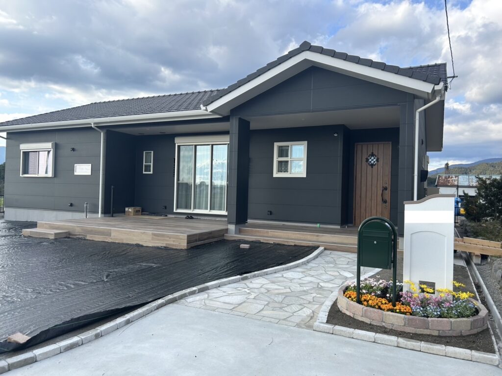 木の温もりとモダンデザインが映える住まい