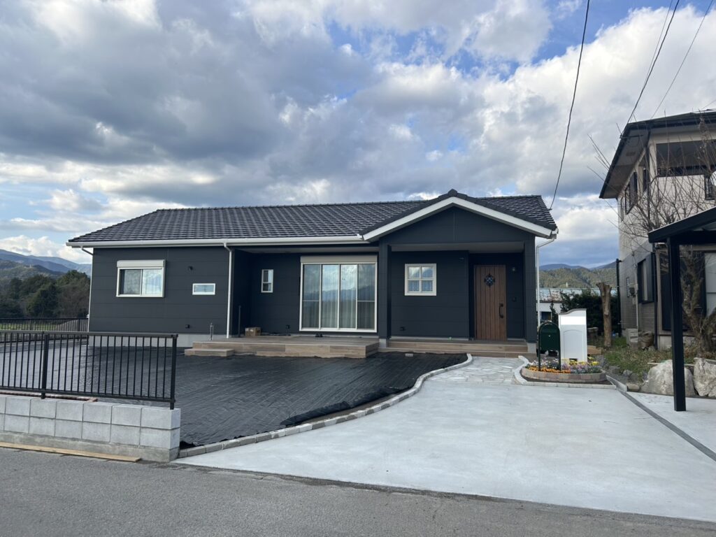 木の温もりとモダンデザインが映える住まい