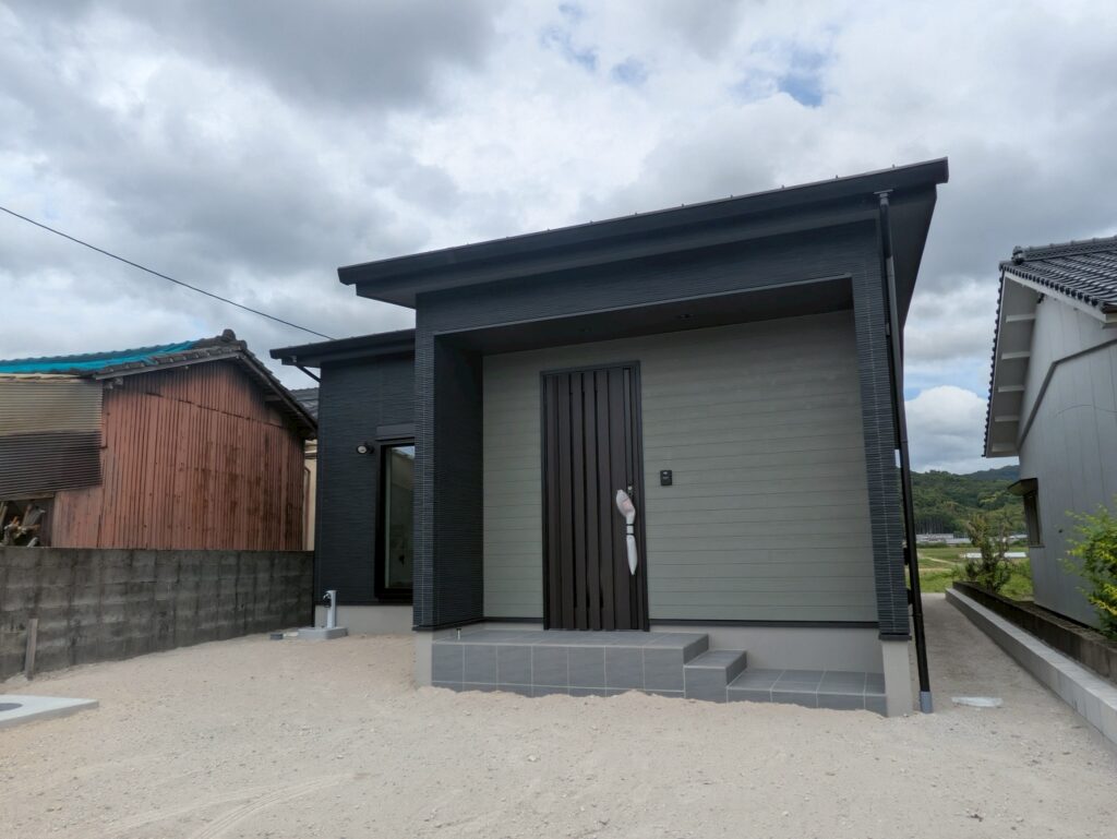 大容量収納 × 勾配天井LDK。暮らしやすさを詰め込んだ平屋
